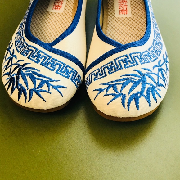 Blue & Beige Embroidered Flats- Size 7.5 - Picture 4 of 7